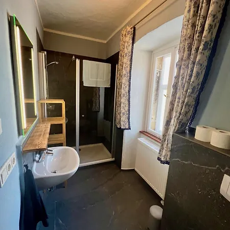 Ruhige Ferienwohnung Mit Holzofen, Sauna, Garten&terrasse Auf Historischem Schlosshof Zeitlofs