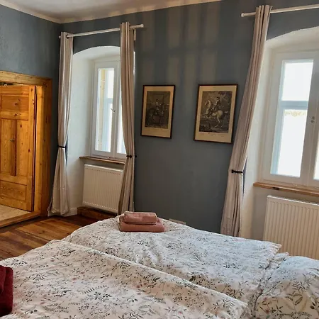 Ruhige Ferienwohnung Mit Holzofen, Sauna, Garten&terrasse Auf Historischem Schlosshof